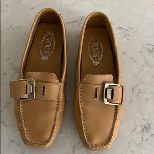Tods tan leather driver with silver buckle